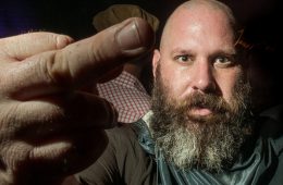Visuel du podcast : Sage Francis "Jouer en Europe c'est de la douleur et du plaisir" — Sweet Caroline #21